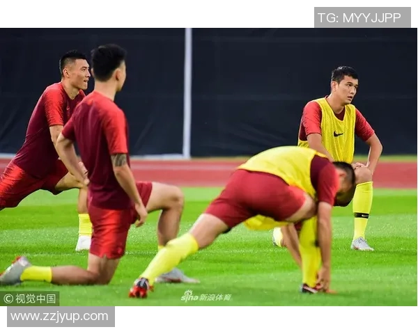 足球明星膝盖淤青背后的故事与坚持展现运动员不屈精神